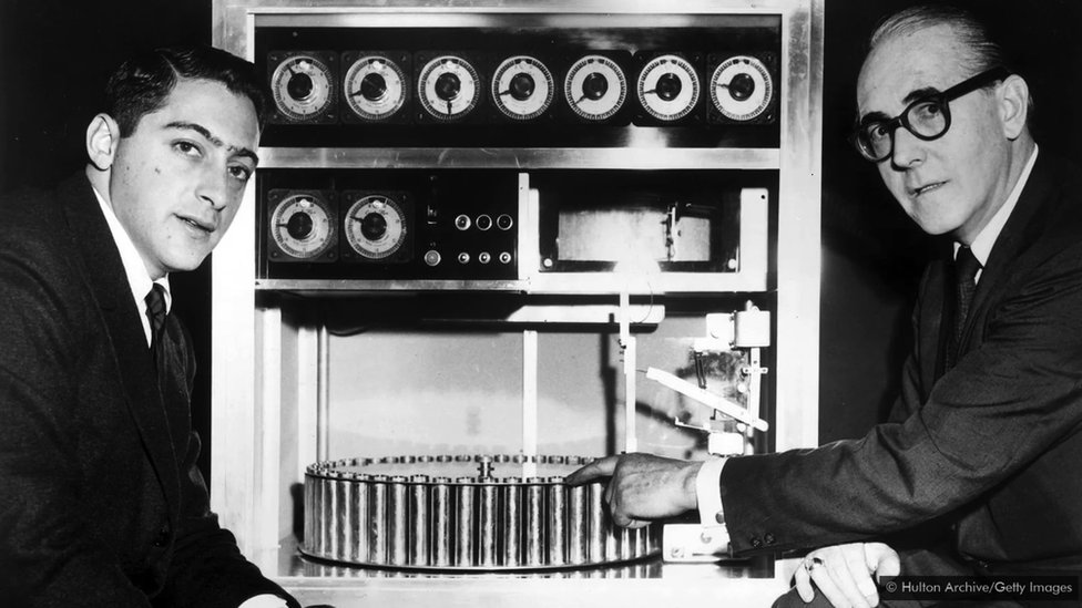 Televizija, nauka i zdravlje: Zamislite da možete da osetite miris iz filma ili serije 2 Two men stand next to the Smellovision device