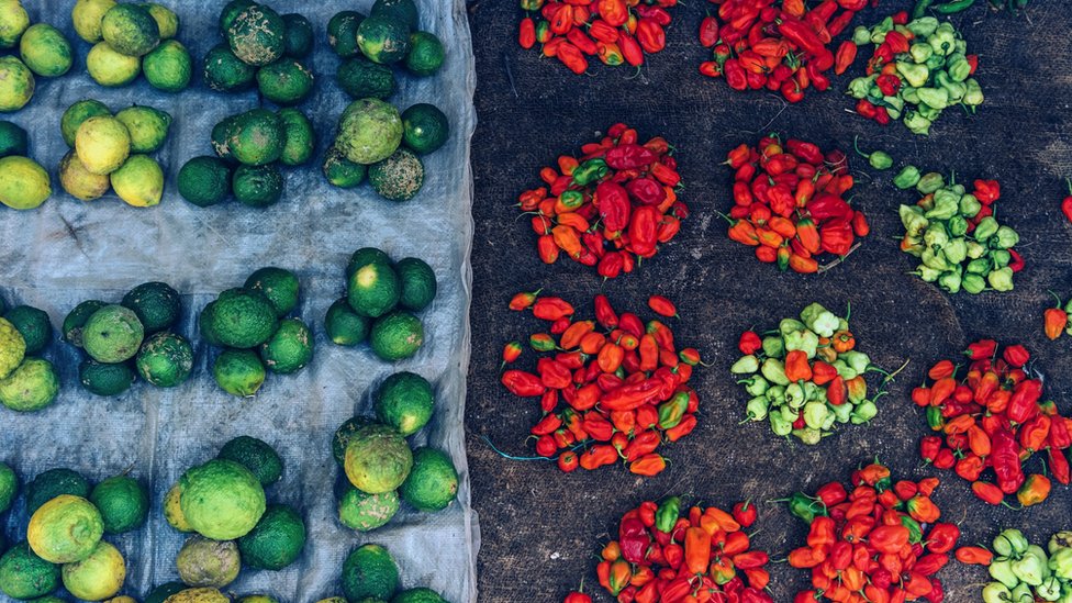 Televizija, nauka i zdravlje: Zamislite da možete da osetite miris iz filma ili serije 5 Street market - citrus fruits and a variety of chillies neatly piled on a blanket.