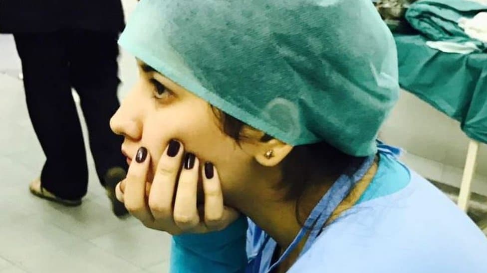 Korona virus, zdravlje i lekari: Zašto su onlajn doktori postali popularni 5 Dr Anum Ahmed in the hospital gown