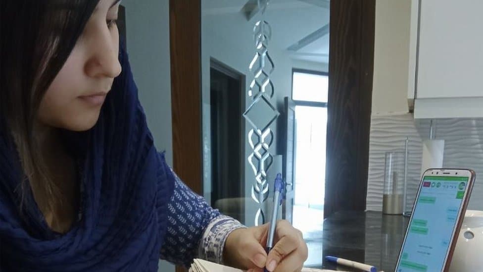 Korona virus, zdravlje i lekari: Zašto su onlajn doktori postali popularni 1 Dr Anum Ahmed talking to a patient