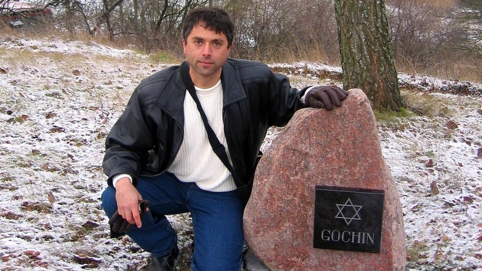 Drugi svetski rat i Holokaust: „Otkrila sam da je moj deda ubica dok sam pisala njegovu biografiju“ 3 Grant has installed a gravestone for all his relatives who are in Lithuanian death pits and have no markers