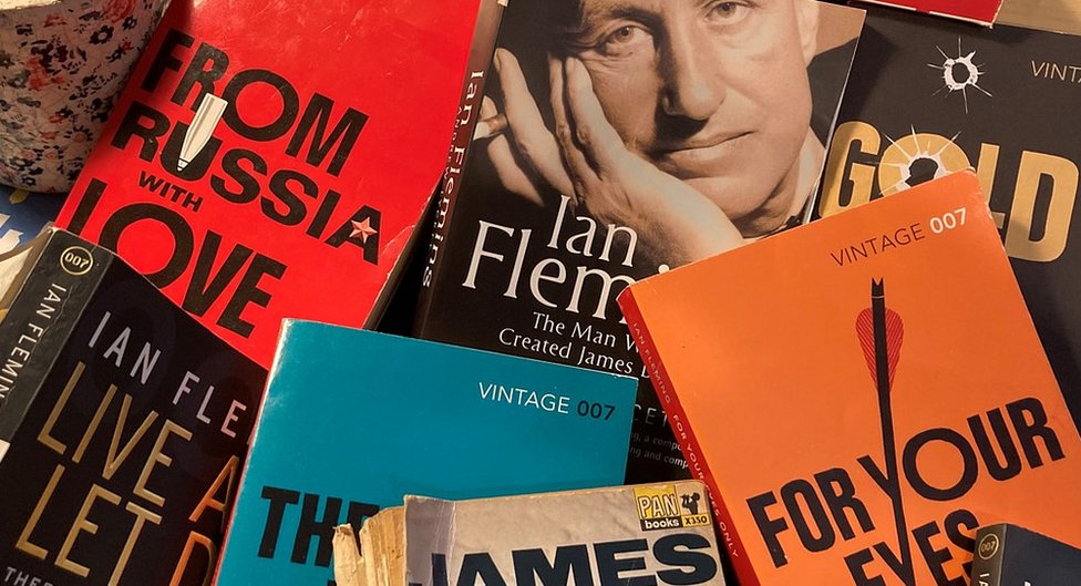 Film i zabava: Francuske lokacije u romanima o Džejmsu Bondu imaju dozvolu da nas uzbude 1 Montage of James Bond books