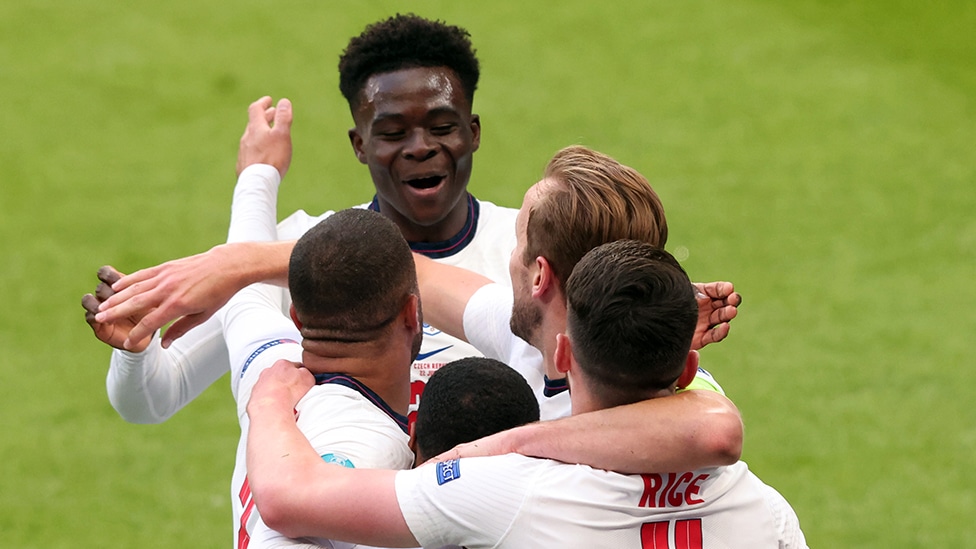 EURO 2020 i fudbal: Three Lions - pesma koja je postala navijačka himna Engleske 2 Bukayo Saka celebrates with England players in the match against Czech Republic