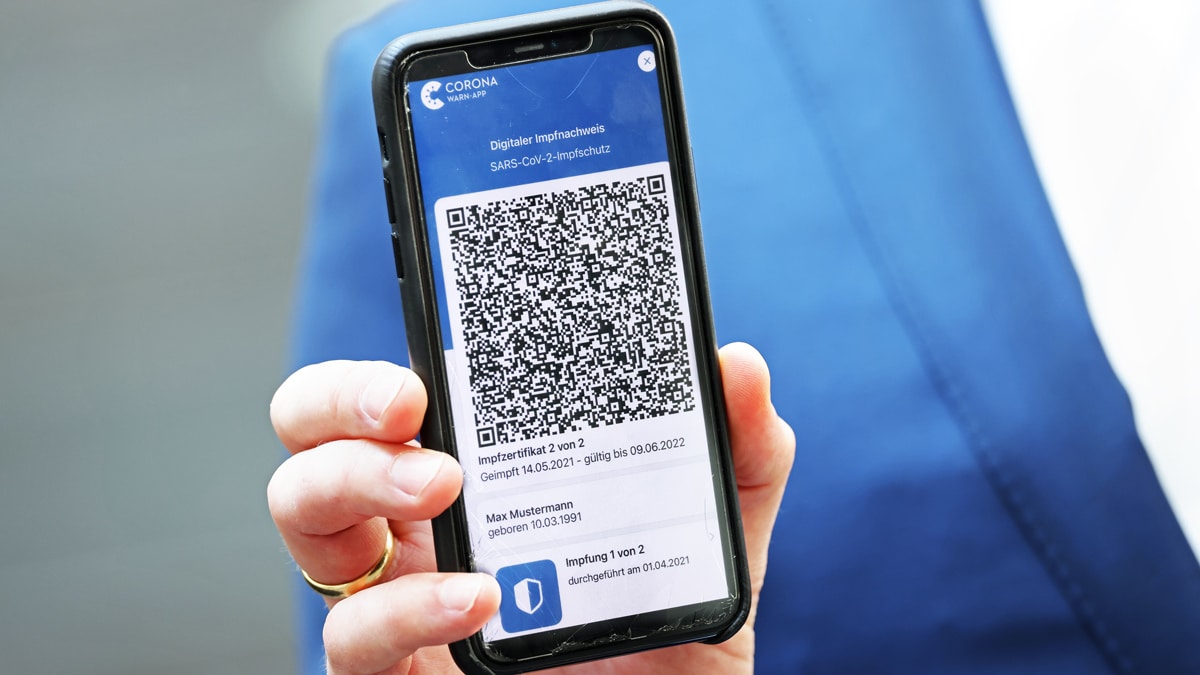 Korona virus i Evropska unija: Šta sve treba da znate o „vakcina pasošima" i šta to znači za putovanja 2 QR code from an EU Digital Covid Certificate on a smartphone screen