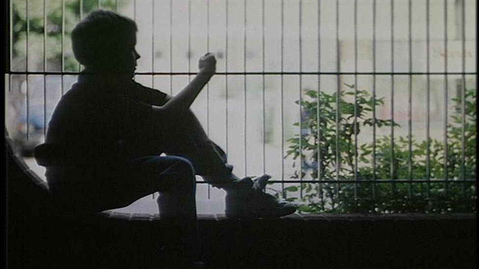 Srbija i deca: „Sistemsko zlostavljanje" u domovima za decu i mlade sa smetnjama u razvoju - „neću stati dok ne proverim svaku tvrdnju", kaže ministarka 2 dečak