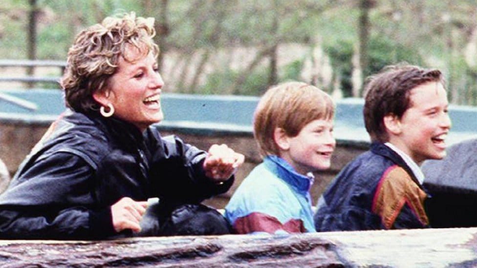 Kraljevska porodica: Vilijam i Hari zajedno na obeležavanju 60. rođendana njihove majke, princeze Dajane 2 Diana, Princess of Wales with her sons in 1993 at Thorpe Park in Surrey