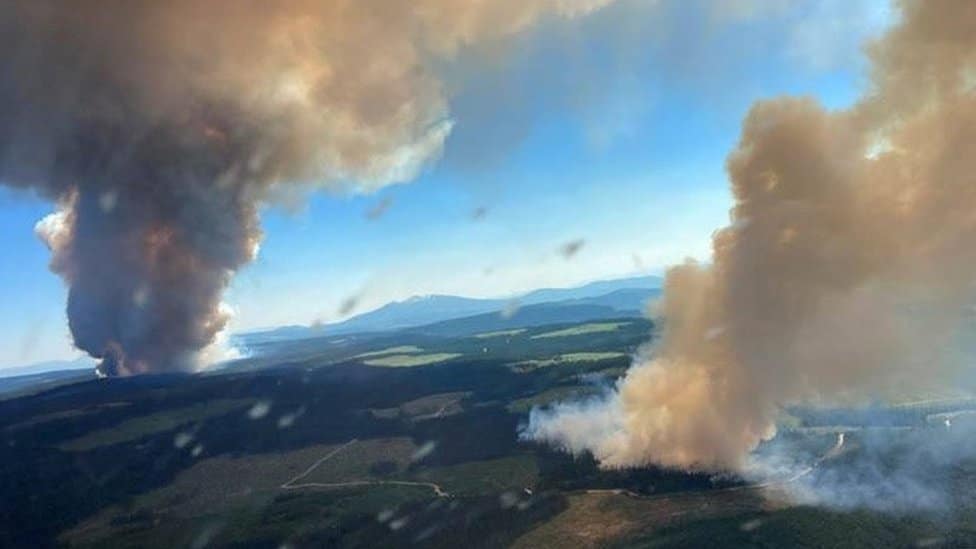 Kanada, vrućine i toplotni talas: Desetine stradalih, vatra progutala malo mesto 2 Smoke rises from a wildfire at Long Loch and Derrickson Lake in Central Okanagan, British Columbia, Canada, June 30, 2021