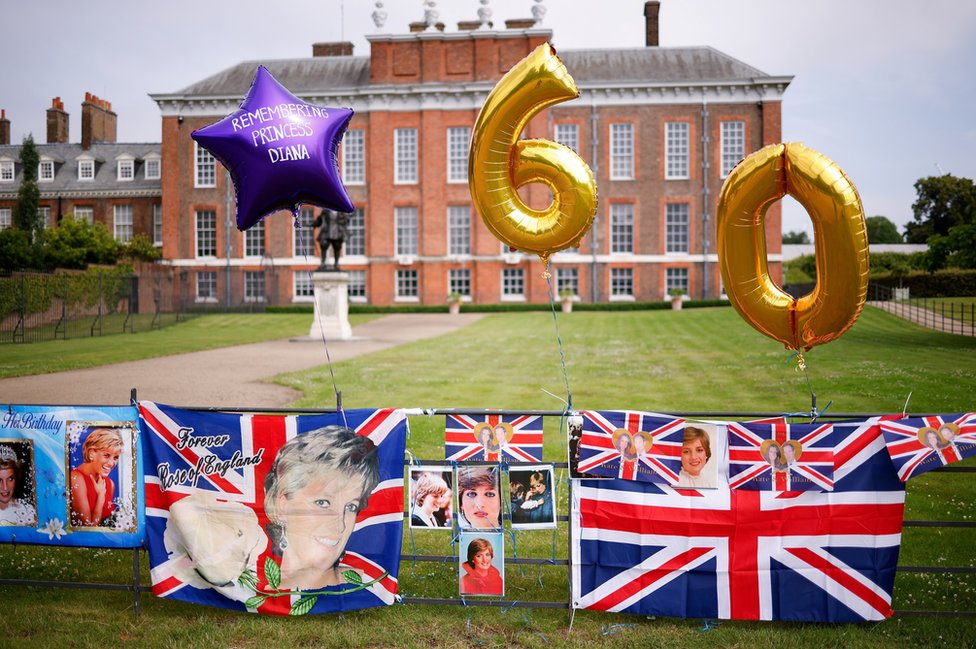 Kraljevska porodica: Vilijam i Hari zajedno na obeležavanju 60. rođendana njihove majke, princeze Dajane 7 Tributes for Princess Diana outside Kensington Palace