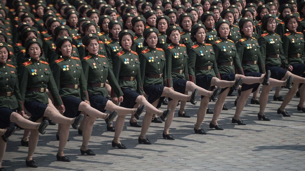 Ukrajina i vojska: Zašto vojne kadetkinje moraju da marširaju na paradi u štiklama 1 Parad v KNDR