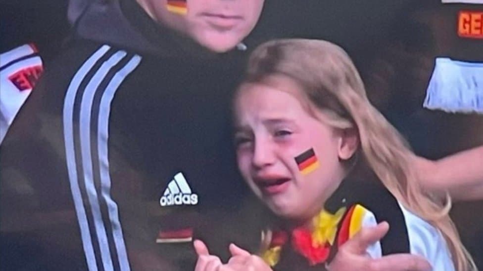 EURO 2020, fudbal,, rasizam i navijači: „Nismo svi u Velikoj Britaniji užasni" - Velšanin prikupio novac kao poklon devojčici iz Nemačke 1 the little girl crying at the match