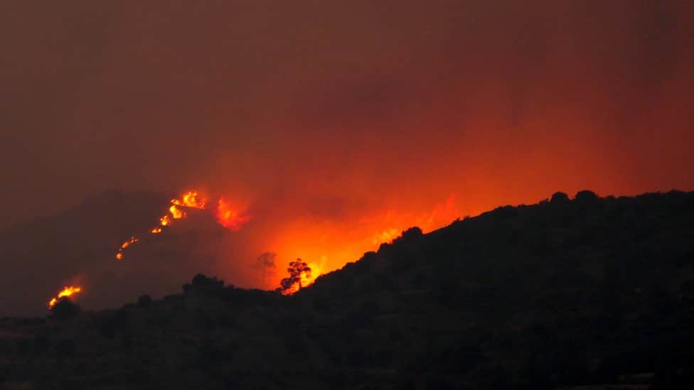 Kipar traži pomoć da zaustavi širenje divljih požara 1 A view of the huge fire on a mountain in Larnaca region, Cyprus, 3 July 2021.