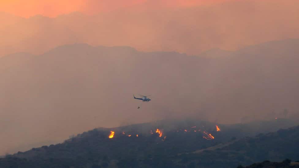 Kipar traži pomoć da zaustavi širenje divljih požara 2 A helicopter flies over a forest fire, in the Larnaca mountain region, Cyprus, 3 July 2021