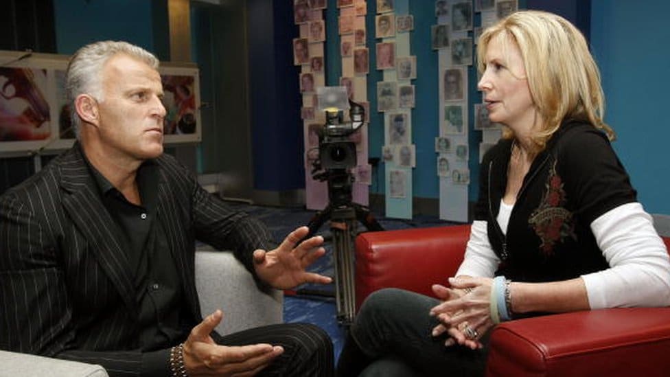 Dutch crime reporter Peter R de Vries talks to Beth Twitty, the mother of Natalee Holloway, who disappeared during a holiday on Aruba in May 2005