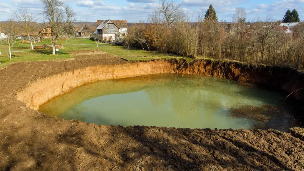 Hrvatska, zemljotres i neobične pojave: Selo u kojem je zemlja postala „švajcarski sir” 1 krateri, Hrvatska