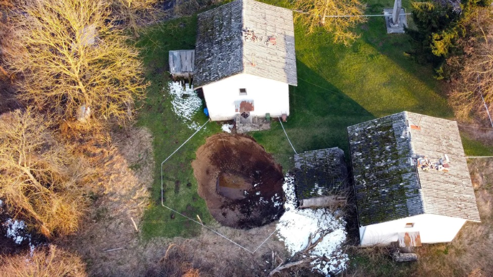 Hrvatska, zemljotres i neobične pojave: Selo u kojem je zemlja postala „švajcarski sir” 2 krateri, Hrvatska