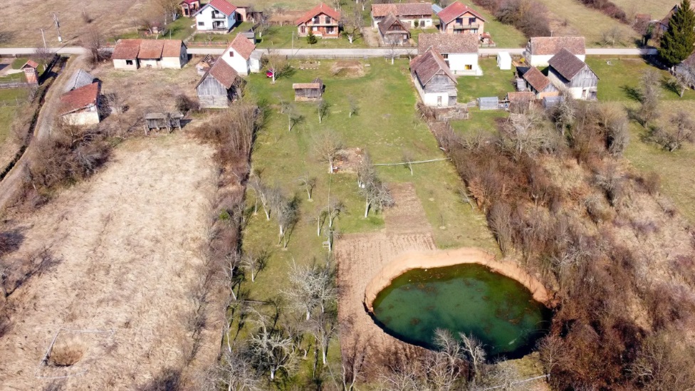 Hrvatska, zemljotres i neobične pojave: Selo u kojem je zemlja postala „švajcarski sir” 3 krateri, Hrvatska