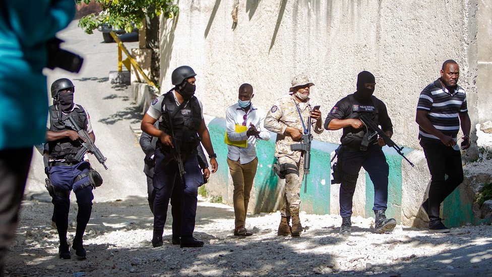 Ubistvo predsednika Haitija: „Pokosio ga je rafal, ni reč nije stigao da izusti" 5 Police agents work near the house of the assassinated Haitian president, Jovenel Moise in Port-au-Prince