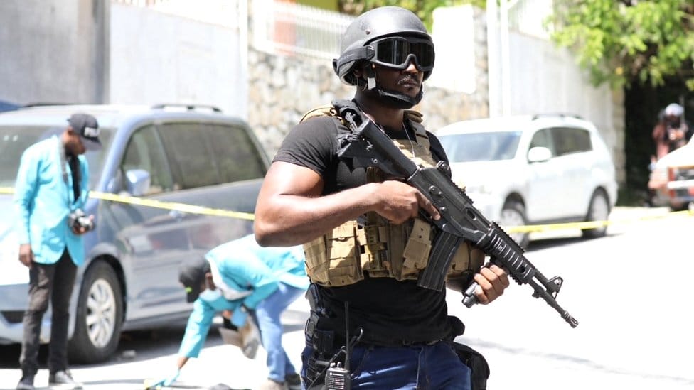Ubistvo predsednika Haitija: „Pokosio ga je rafal, ni reč nije stigao da izusti" 3 Members of the Haitian police and forensics look for evidence outside of the presidential residence