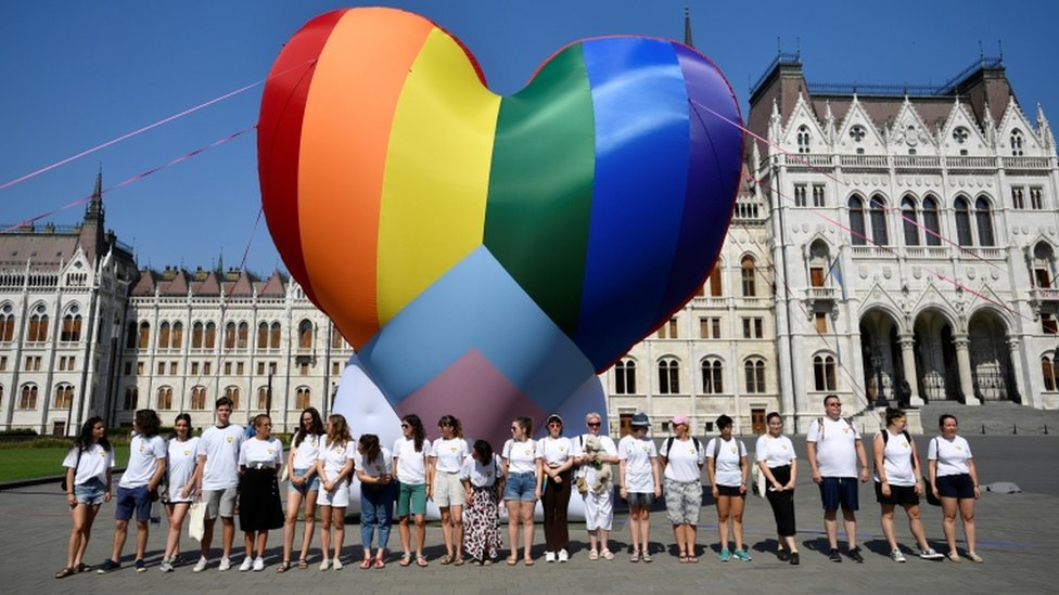 Mađarska i Evropska unija: Rezolucija Evropskog parlamenta - promenite LGBT zakon ili idemo na sud i nema novca 1 Activists gather in front of a huge heart-shaped rainbow balloon