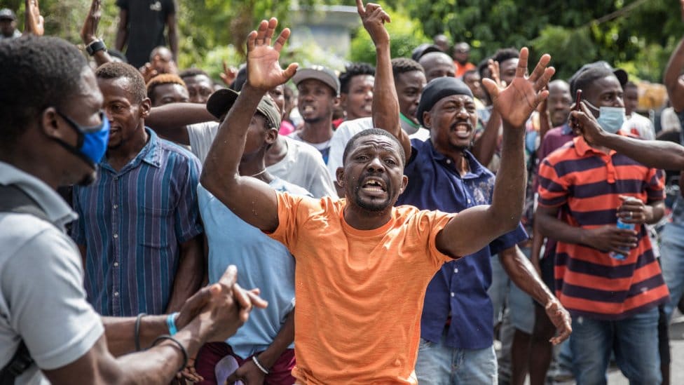 Ubistvo predsednika Haitija: „Pokosio ga je rafal, ni reč nije stigao da izusti" 4 The crowd reacts near the Police station where armed men are being detained