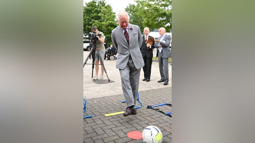 EURO 2020: Ma kakva korona, igra se za EURO 2020: Engleska podrhtava, Kraljica se prisetila 1966, princ Čarls vidi trofej 2 Prince Charles takes aim and shoots