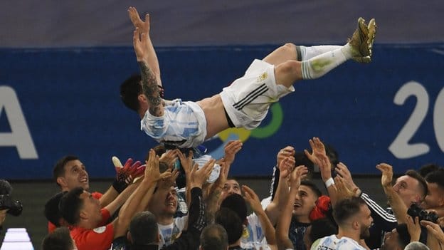 Kopa Amerika i fudbal: Konačno - Mesi osvojio trofej sa Argentinom, Brazil i Nejmar u suzama 1 Messi is thrown in the air by his team-mates at full-time