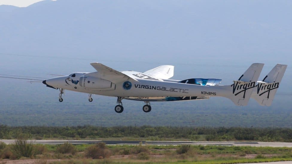 Svemir i nauka: Milijarder Ričard Brenson poleteo u svemir 1 Virgin Galactic"s passenger rocket plane VSS Unity, borne by twin-fuselage carrier jet dubbed VMS Eve, takes off with billionaire entrepreneur Richard Branson and his crew for travel to the edge of space at Spaceport America near Truth or Consequences, New Mexico, U.S., July 11, 2021