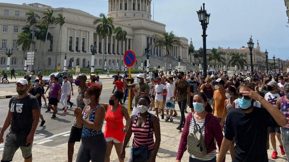 Kuba, korona virus i politika: Desetine uhapšenih na protestima na kojima se traži sloboda i demokratija 4 Crowd in the centre of Havana, 11 July 2021