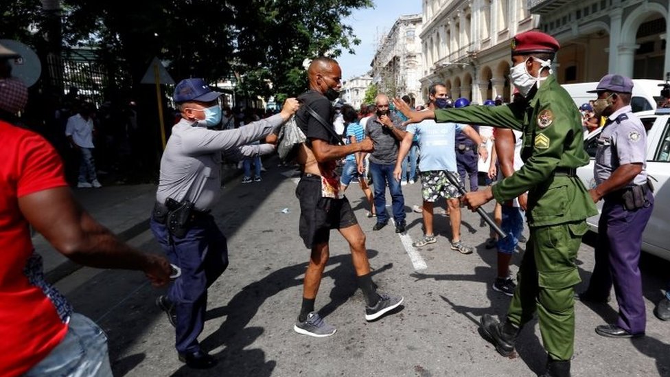 Kuba, korona virus i politika: Desetine uhapšenih na protestima na kojima se traži sloboda i demokratija 1 Cuban police arrest an anti-government protester in Havana. Photo: 11 July 2021