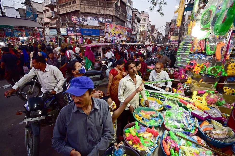 Indija i natalitet: Da li je prenaseljenost mit i zašto se parovima ograničava broj dece 1 People crowd at a roadside shop to buy water pistols used in the upcoming Holi celebrations, which is a popular Hindu spring festival of colours in Allahabad on March 27, 2021.