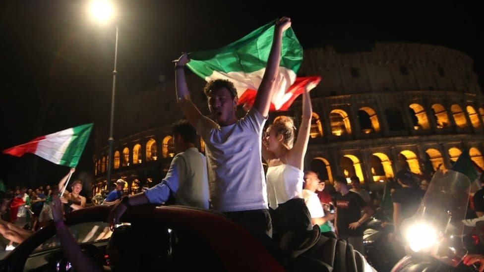 Italija, fudbal i Euro 2020: „Stalno nam je vaša slika bila pred očima, bili ste nam u srcima - bol onih koji su patili" 4 Italian fans outside Rome's Colosseum