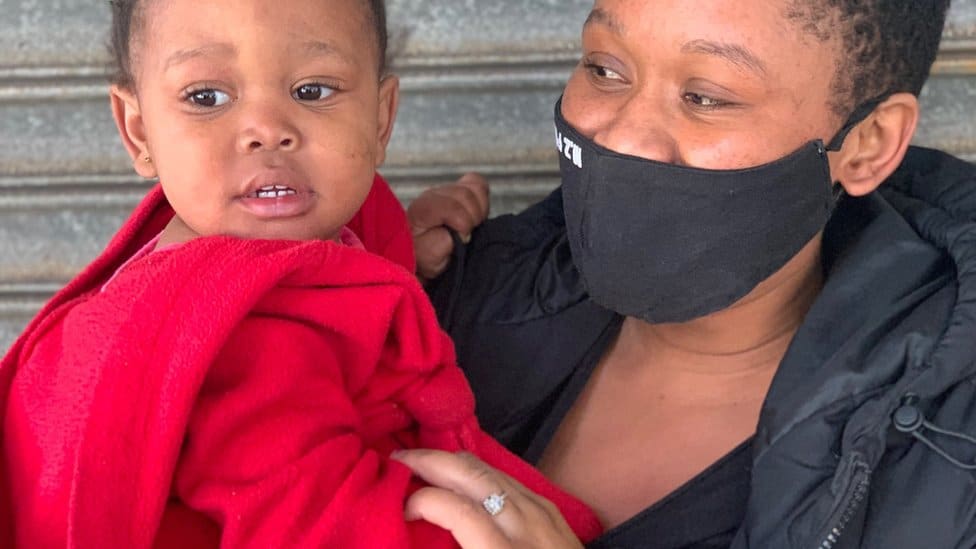 Neredi u Južnoj Africi: Zašto je jedna mama morala da baci bebu neznancima 1 Naledi Manyoni and her daughter Melokuhle