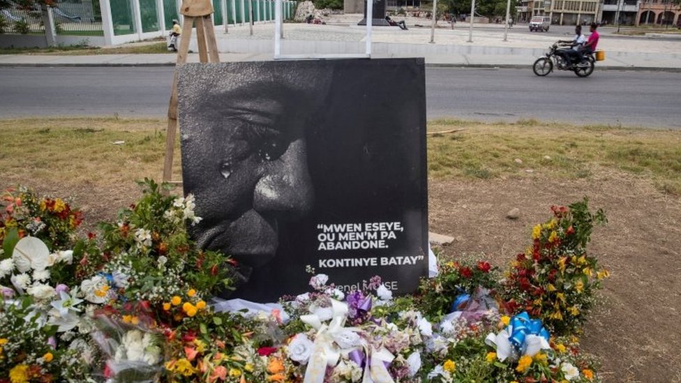Ubistvo predsednika Haitija: Neki bivši kolumbijski vojnici kažu da su znali zaveru, drugi da su dovedeni u zabludu 1 A view of an altar with flowers made as a tribute to President Jovenel Moise, assassinated a week ago at his home; in front of the National Palace in Port-au-Prince, Haiti, 14 July 2021