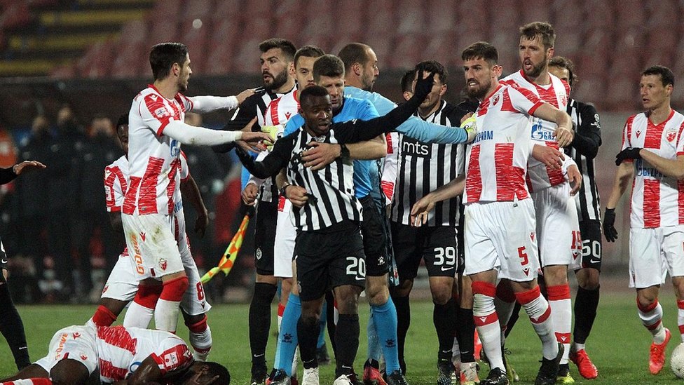 Zvezda, Partizan i fudbal u Srbiji: Počinje Superliga - publika na tribinama, kovid mere na snazi, VAR na terenu 1 Koškanje fudbalera Partizana i Crvene zvezde na derbiju iz aprila 2021.