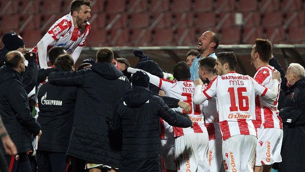 Zvezda, Partizan i fudbal u Srbiji: Počinje Superliga - publika na tribinama, kovid mere na snazi, VAR na terenu 3 Slavlje fudbalera Zvezde