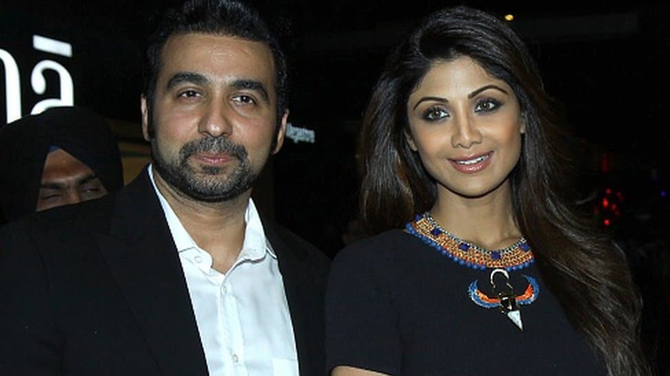Indija, pornografija i kriminal: Uhapšen poznati milioner - optužen da je primoravao žene da snimaju filmove 3 Indian Bollywood actress Shilpa Shetty (R) poses with her husband Raj Kundra as they attend the Indian premiere of the Hollywood film 'Fast & Furious 7' in Mumbai late April 1, 2015.