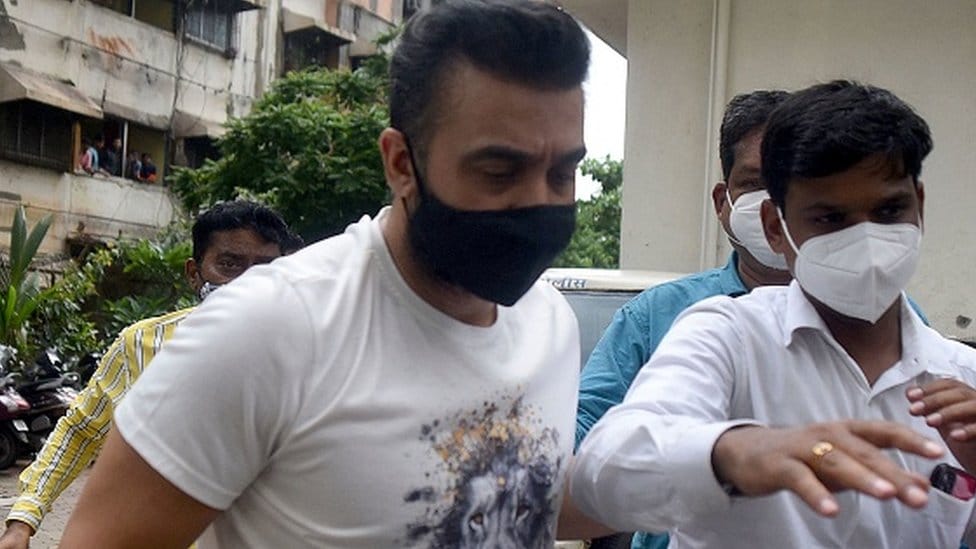 Indija, pornografija i kriminal: Uhapšen poznati milioner - optužen da je primoravao žene da snimaju filmove 2 Police escort arrested Bollywood star Shilpa Shetty's husband Raj Kundra (L) for allegedly producing and broadcasting pornographic films online, in Mumbai on July 20, 2021.