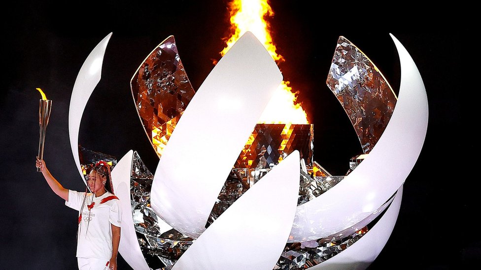 Olimpijske igre u Tokiju: Svetionik nade za celo čovečanstvo - počela najveća sportska manifestacija 1 Naomi Osaka lights the flame