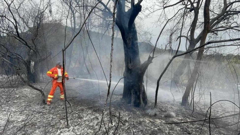 Vatrogasac gasi požar u Skano di Montifero
