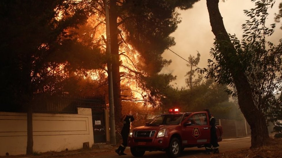 Vatrogasci rade na tome da zauzdaju vatru u oblasti Stamata