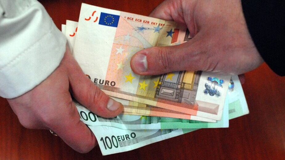 Usvojen zakon o pomoći mladima od po sto evra 1