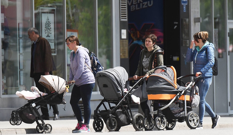 Mame setaju bebe u kolicima po suncanom i toplom vremenu, danas u centru Novog Sada.