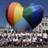 Protest zbog homofobnog zakona, srce duginih boja ispred parlamenta u Budimpešti 13