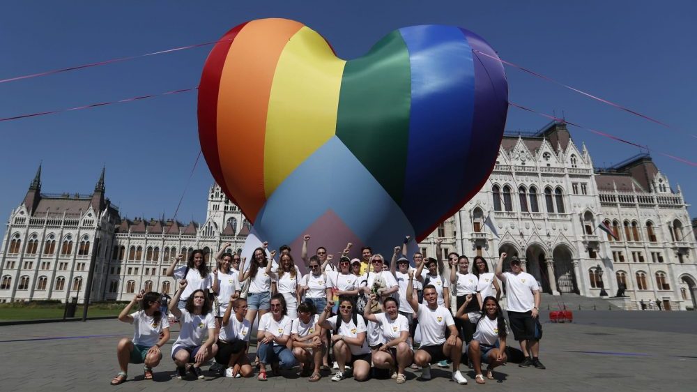 Protest zbog homofobnog zakona, srce duginih boja ispred parlamenta u Budimpešti 1