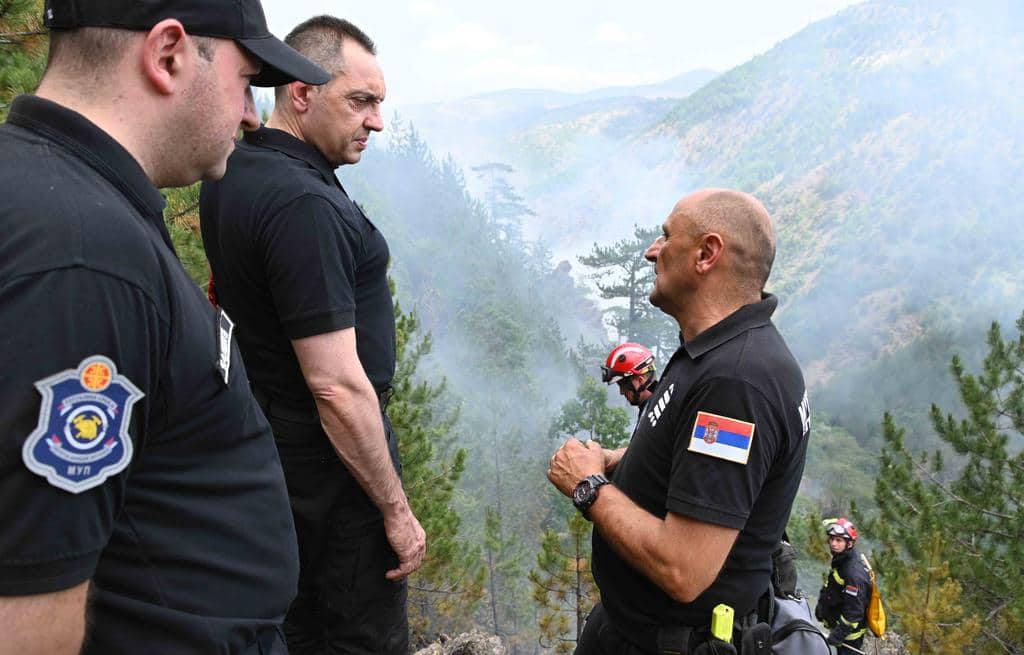 Požari na jugozapadu zemlje i dalje gore, Vulin obišao vatrogasce na Crnom Vrhu (FOTO) 2