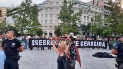 Performans Žena u crnom o Srebrenici, prisutni desničari skandirali Ratku Mladiću 5