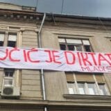 Transparent "Vučić je diktator" ipak okačen u Novom Sadu 6