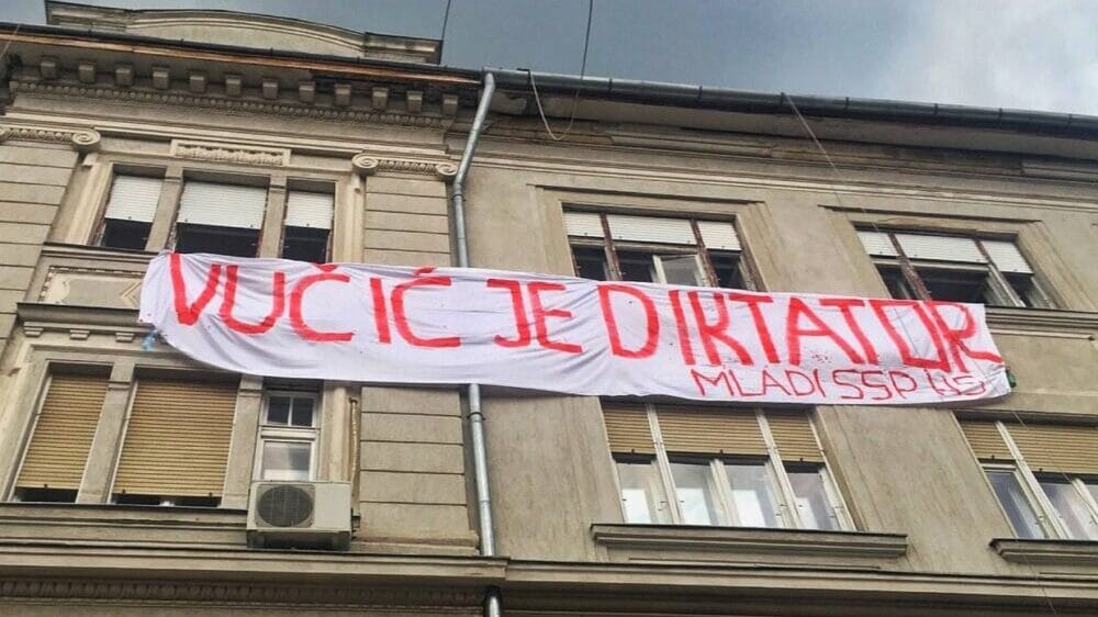 Transparent "Vučić je diktator" ipak okačen u Novom Sadu 1