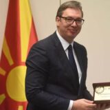 Vučiću uručena zahvalnica zbog donacija vakcina Severnoj Makedoniji 8