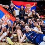 Medalja kao poklon za Sonju i Jelenu 9